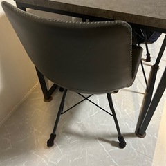 テーブル　回転式椅子×2個の画像