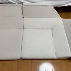 低いソファー（お話中
）の画像