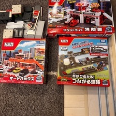 値下げしました‼️
トミカ色々セット‼️付属品ほぼそろってます！　