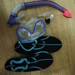 シュノーケルと水中サンダル