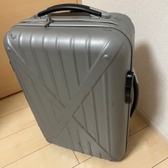 キャリーケース　スーツケース　シルバー