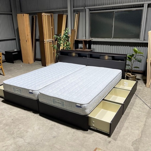 ?激安?❗️配送無料❗️収納付きワイドキングベッド(200x200)寝る心地が良いべカルトデスリーマットレスセット　ライト付き コンセ
