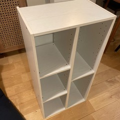 座椅子、カラーボックスの画像