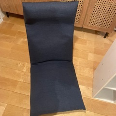 座椅子、カラーボックスの画像