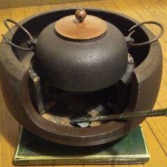 茶釜と炉（織部の敷板付き）