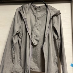 UNIQLOのポリエステル製のウインドブレーカーを差し上げます