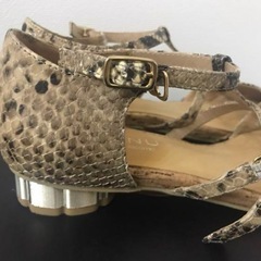 23cm ダブルストラップフラットヒールの画像