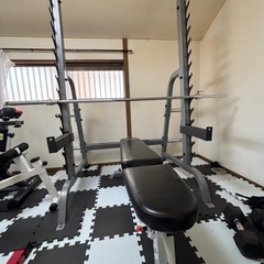 筋トレ　ダンベル　ベンチ　
自宅トレーニング器具一色の画像