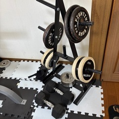 筋トレ　ダンベル　ベンチ　
自宅トレーニング器具一色の画像