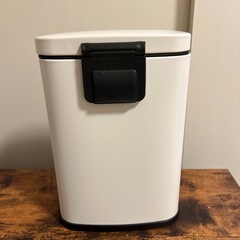 ペダル付きゴミ箱　ニトリの画像
