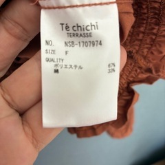 Té chichi オフショルダー長袖ブラウスの画像
