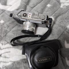 ヤシカのフイルムカメラですケースも付いてますの画像