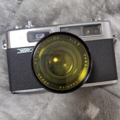 ヤシカのフイルムカメラですケースも付いてますの画像