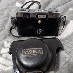 ヤシカのフイルムカメラですケースも付いてますの画像