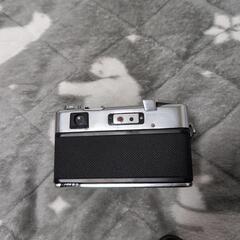 ヤシカのフイルムカメラですケースも付いてますの画像
