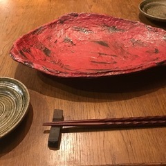 赤い刷毛目の器の画像