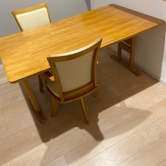【お譲り先決定】ダイニングテーブルセット 回転チェア2脚の画像
