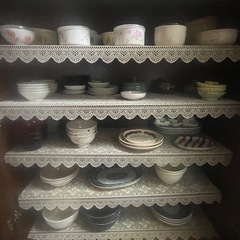 お皿と、収納家具まるごとの画像