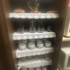 お皿と、収納家具まるごとの画像