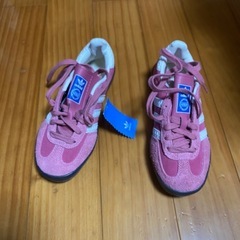 adidasガゼルインドア　ピンク　　　の画像