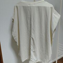【値札付き・新品・未使用】クリーム色のTシャツの画像