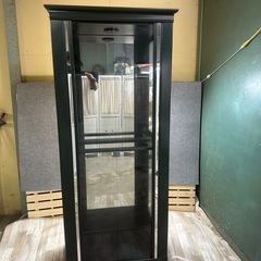 ガラス扉付き黒いショーケース