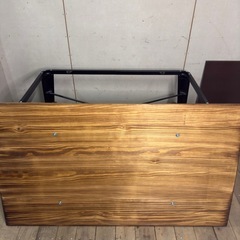【978】ストライプ模様の木製ダイニングテーブルの画像