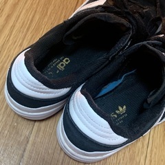 adidas スニーカーの画像