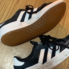 adidas スニーカーの画像