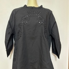 黒い刺繍の5分袖    新品