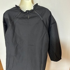 黒い刺繍の5分袖    新品の画像