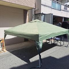 タープテントと椅子のセットの画像