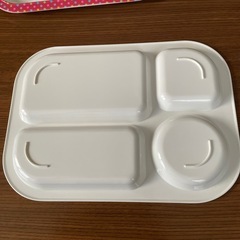 仕切りプレート皿３枚セット　苺柄　四角　お皿　　ランチ　おやつの画像