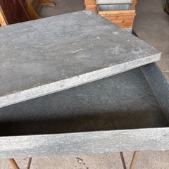 ベッド下収納にちょうどいいトタンケースの画像