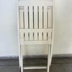 白い木製デッキチェアの画像
