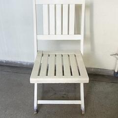 白い木製デッキチェアの画像