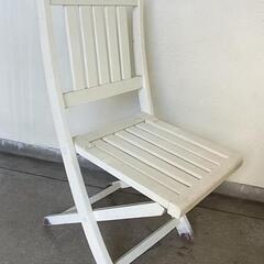 白い木製デッキチェアの画像