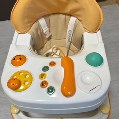 コンビ　
歩行器の画像