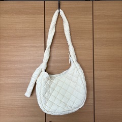 《新品未使用》【GU】パフィーキルティングビッグバッグの画像