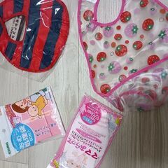 スリング（抱っこ紐）とおくるみがーぜ（新品）とオムツ、スタイセットの画像