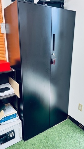 鍵付き収納キャビネット