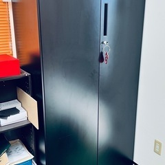 鍵付き収納キャビネット