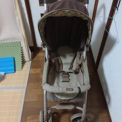 COMBI 花柄ベビーカーの画像