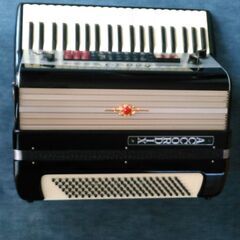 トンボ楽器の電気アコーディオンです(ACCORDIX A-120)