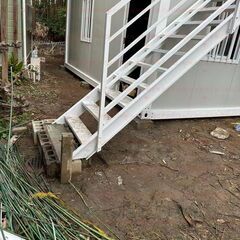現場組立の2階建て（階段付き）プレハブオフィス、モジュラーハウス11畳全面断熱材入 寒冷地仕様 ユニットハウス 排水性能向上プラン コンテナ プレハブ 居住用 仮設 北陸 東北資材でのご提供；約18㎡（11畳相当）；2階建て；2ユニット；現場組立；モジュール住宅；簡易住宅；コンテナ住宅；2枚の窓付き；納期はご相談可；カスタム対応可能；低コスト；防火；断熱；防音；耐震；連結可能；増築可能；倉庫用；オフィス用；セカンドハウス用；社員寮用；日本語取扱説明書付き；【兵庫から全国へ】新品；モジュール住宅；プレハブ倉の画像