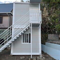 現場組立の2階建て（階段付き）プレハブオフィス、モジュラーハウス11畳全面断熱材入 寒冷地仕様 ユニットハウス 排水性能向上プラン コンテナ プレハブ 居住用 仮設 北陸 東北資材でのご提供；約18㎡（11畳相当）；2階建て；2ユニット；現場組立；モジュール住宅；簡易住宅；コンテナ住宅；2枚の窓付き；納期はご相談可；カスタム対応可能；低コスト；防火；断熱；防音；耐震；連結可能；増築可能；倉庫用；オフィス用；セカンドハウス用；社員寮用；日本語取扱説明書付き；【兵庫から全国へ】新品；モジュール住宅；プレハブ倉の画像