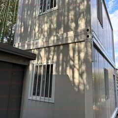 現場組立の2階建て（階段付き）プレハブオフィス、モジュラーハウス11畳全面断熱材入 寒冷地仕様 ユニットハウス 排水性能向上プラン コンテナ プレハブ 居住用 仮設 北陸 東北資材でのご提供；約18㎡（11畳相当）；2階建て；2ユニット；現場組立；モジュール住宅；簡易住宅；コンテナ住宅；2枚の窓付き；納期はご相談可；カスタム対応可能；低コスト；防火；断熱；防音；耐震；連結可能；増築可能；倉庫用；オフィス用；セカンドハウス用；社員寮用；日本語取扱説明書付き；【兵庫から全国へ】新品；モジュール住宅；プレハブ倉の画像