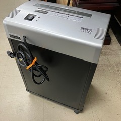 ☆値下げ☆Y2504-587 ナカバヤシ パーソナルシュレッダ NSE-401CS 年式表記無し 通電確認済み キャスター付き キズ汚れ有りの画像