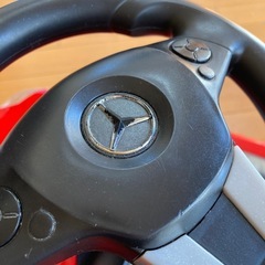 おもちゃ　ベンツ　赤　足漕ぎ　乗用車　室内のみ使用　新しい電池入れています　メロディ6曲とクラクションの画像
