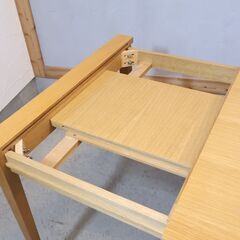 IDC OTSUKA(大塚家具) オクト オーク材 伸長式ダイニングテーブルです。北欧スタイルのデザインとナチュラルな雰囲気がポイントのエクステンションテーブルは2人から4人まで活躍します！の画像